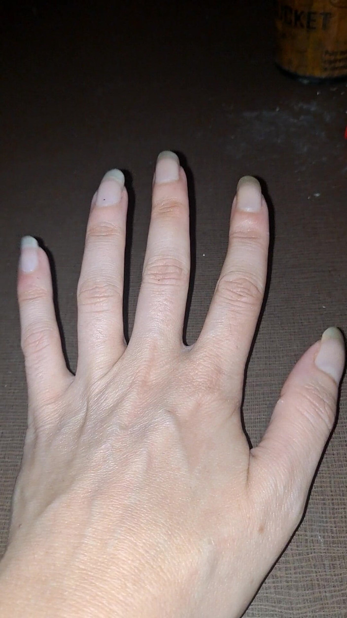 Naughty alchemy: Uñas largas y un cigarrillo