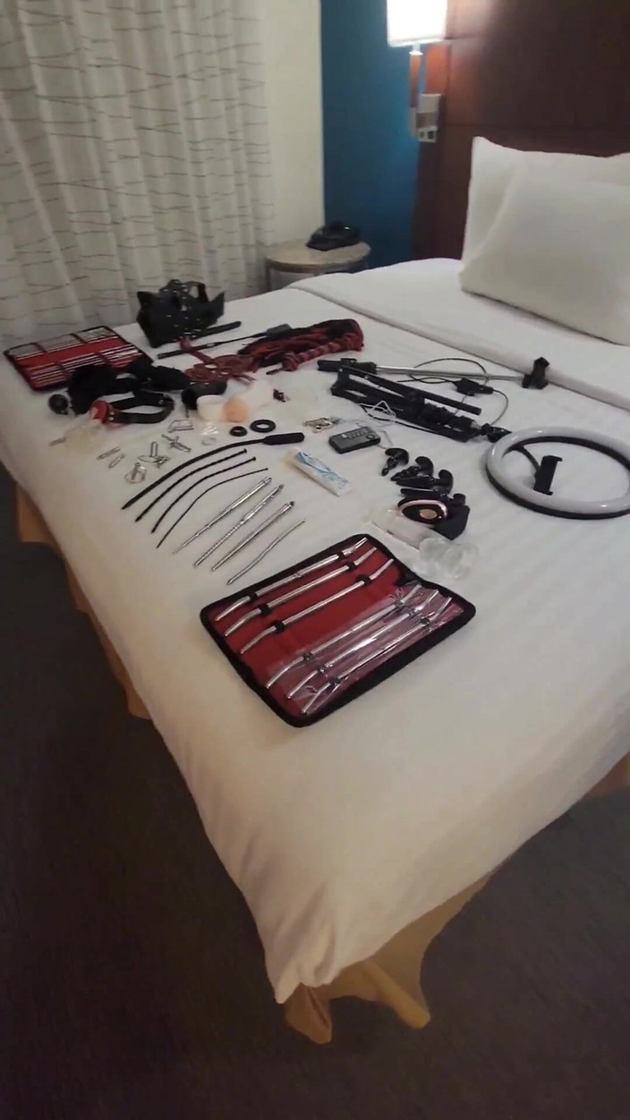 UrethralSound: Koleksi mainan seks lengkapku di ranjang hotel Dallas