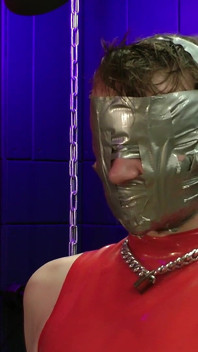 Rikki tape gagged a obličej fackovaný latex svázaný na židli, celá obalená hlava