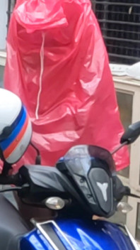 สาวอินเดียบนสกู๊ตเตอร์