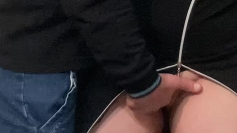 Niki studio: Vreemd perverse milf poesje vingeren in het openbaar