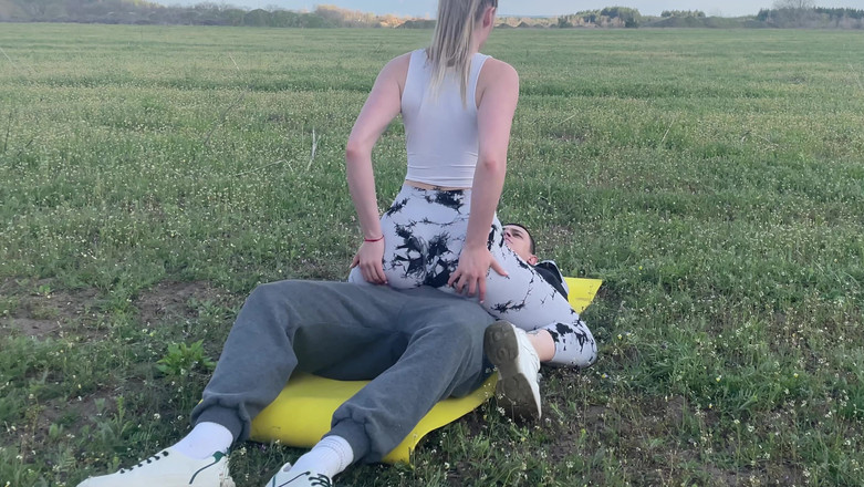 HotPrincessUA: Bláznivá kočka smíšený wrestling: muž přemožen