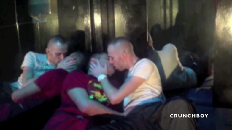 Sneaker gay: Pullu delikanlı tarafından arka odada spor ayakkabı teslimi