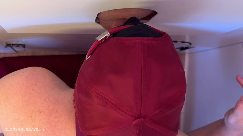 GLORYHOLEGAYS: 在寻欢洞口交 1 小时