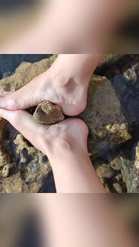 Footjob di Laut