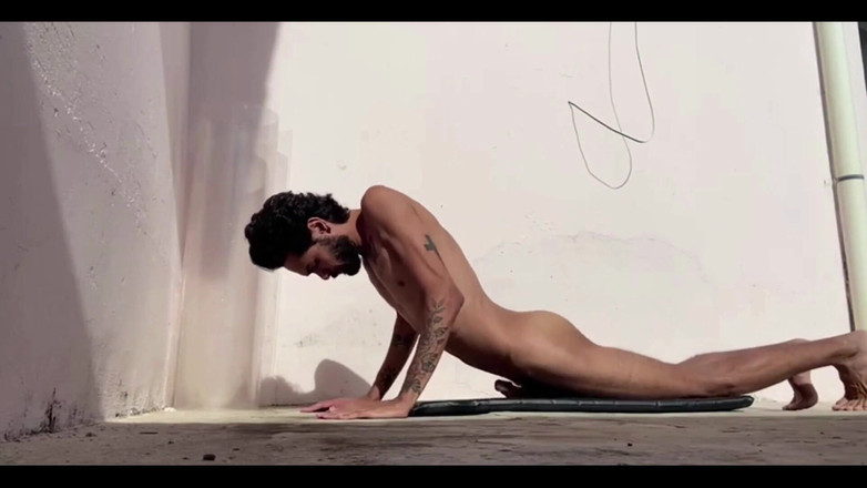 arabeputo: Étirement dans le matin excité.