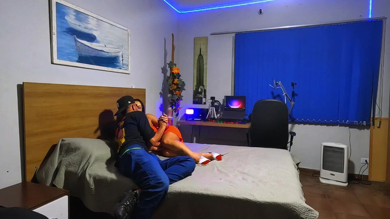 NatzinhaMorena: V kuchyni se opře o lednici a žádá mě o další