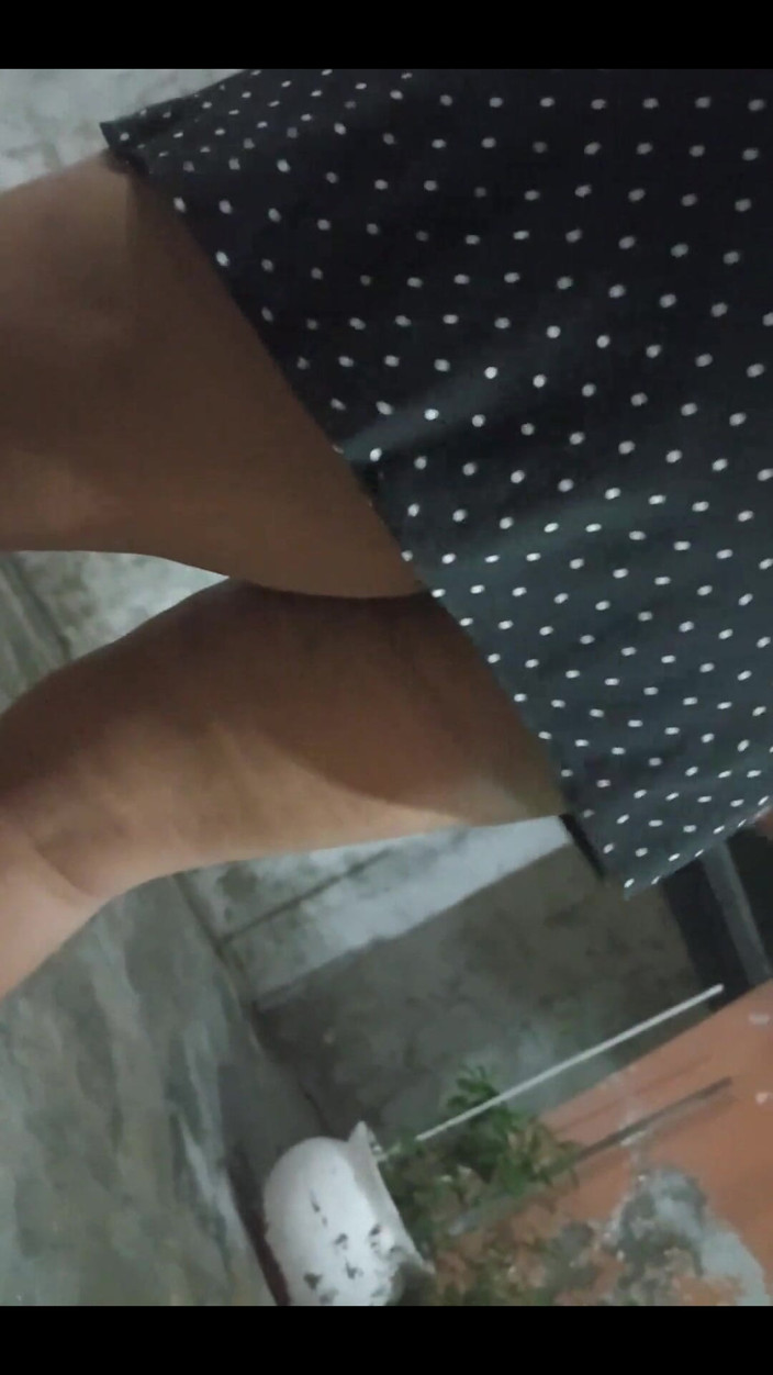 Karmicoxv: Nel cortile. Potrebbe essere che il vicino mi ha visto?