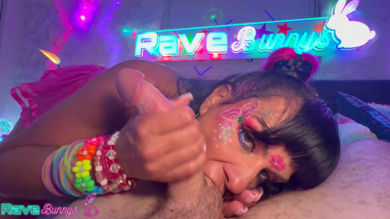 Rave Bunnys: सैंडी लव ने उत्सव में ईंट खतरे के लंड के लिए अपने प्रेमी को छोड़ दिया!