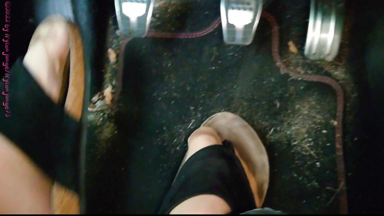 Carmen_Nylonjunge: Mengepam pedal dalam selipar ** Nylonfeet **