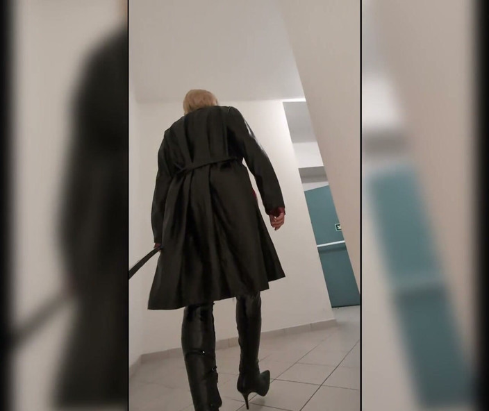 Chatuser: Walk in Parking House, Blonde in Overknee Boots, Red Pvc...
