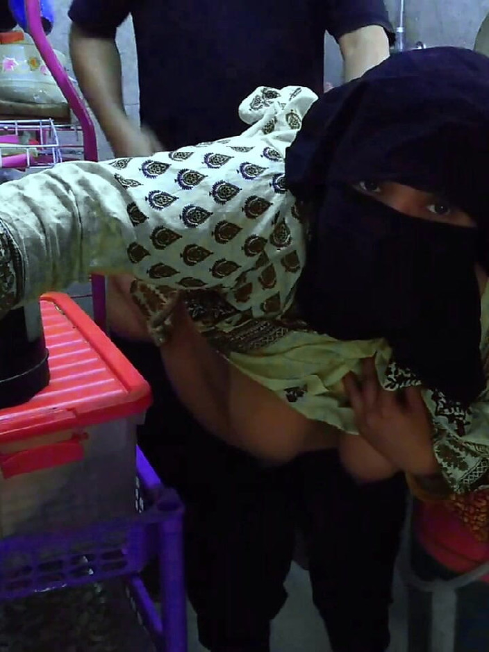 Aria Mia: インドのデシぽっちゃり系主婦がキッチンでコックし、隣人が来て、夫が去ったらアナルファック