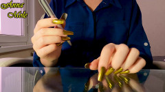 Anna Mole: Tapping Nails Golden Nails