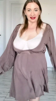 Heetste milf ooit met enorme tieten verleidt je in netkousen