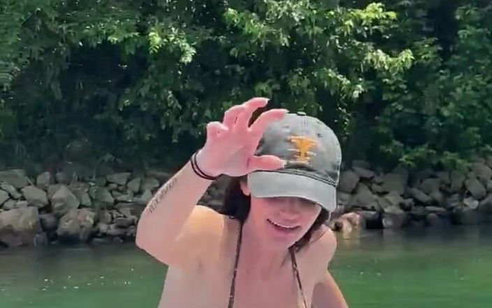 Phoenix Rizin': Fluttuando lungo il fiume figa schizzo