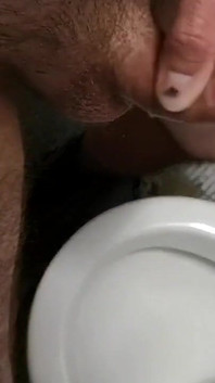 Abspritzen in öffentlicher toilette