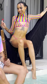 La colombiana flaca Violeta Grey ama las piruletas, chupando y follando