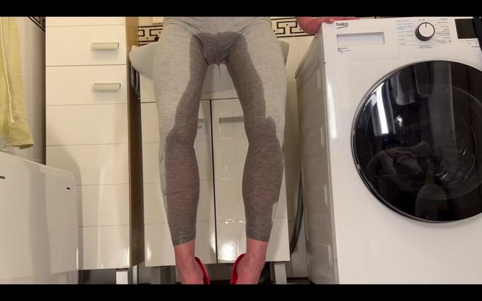 CyntiaCymes: Desperate Pee in My Leggings e Red Classic High Heels