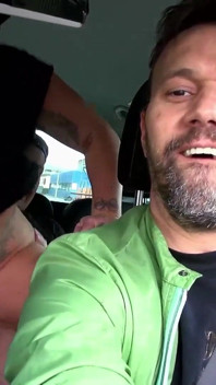 La MILF tedesca ama succhiare all'aperto e in auto