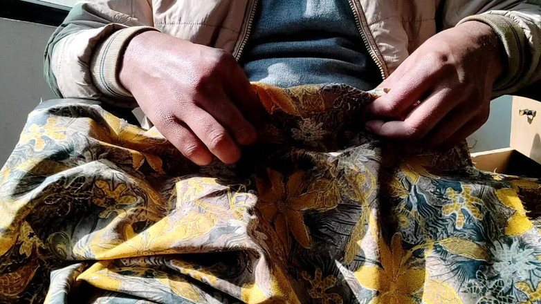 Satin And Silky: Porno ngocok kontol dan crot di dalam memek saudara tirinya...