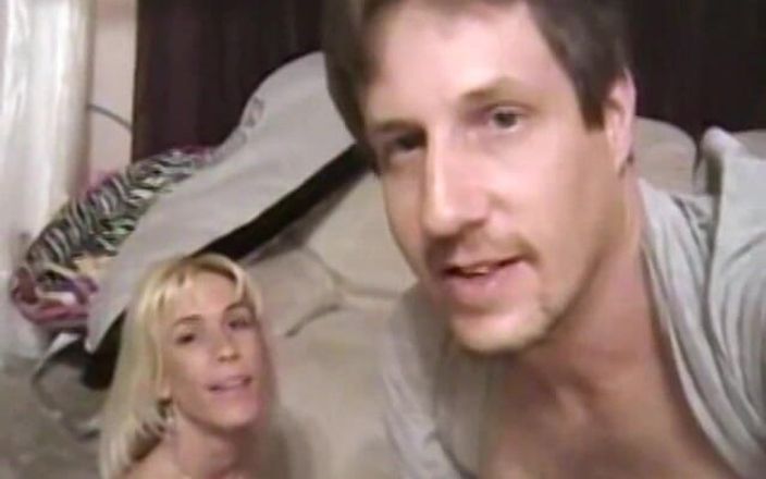 Homegrown Wives: La bionda tettona ava succhia un cattivo cazzo profondo