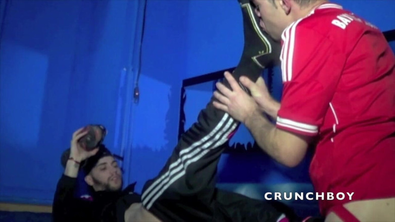 Sneaker gay: Submissão de tênis em cruzeiro com pés