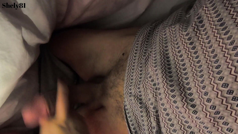 Shely81: 밤에 침대에 누워 자지를 만지는 새엄마