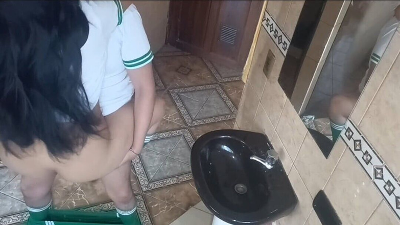 Astrid Cute: 本土学生！我在体育课休息期间在浴室里操我的伴侣