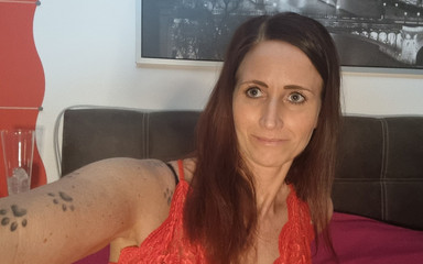 NadjaNeah: ¿Voy demasiado lejos? ¡Muestro mis tetas en Internet!