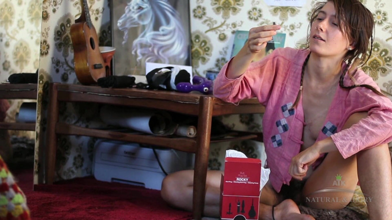 ATK Hairy: 毛茸茸的Roe聊天关于购买假阳具，闲逛玩具和激情自慰