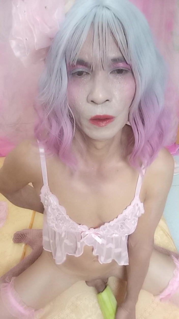 nguyen dang thien tri: Transgender Oanh Le Wears a Sexy Dress and Masturbates.
