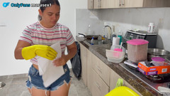 MaRaSexx: Můj nevlastní syn si všimne horkého hovoru a připojí se