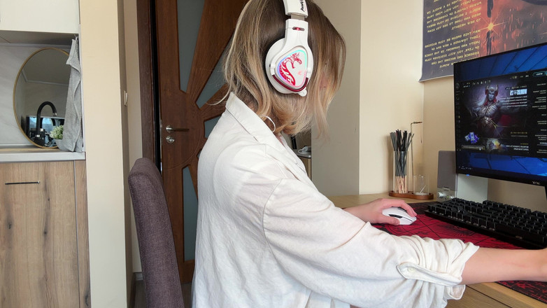 Mila Pixie: Uwu Gamer Girl Gets Too Flustered