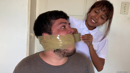 Selfgags femdom bondage: Na shleď, nevlastní brácho, jdu ven s přáteli!