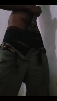 Solo hombre masturbándose mientras ve porno