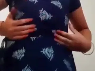 Spelen met mijn kleine borsten