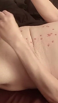 내가 사정하는 동안 내 몸과 자지에 핫한 양초 왁스