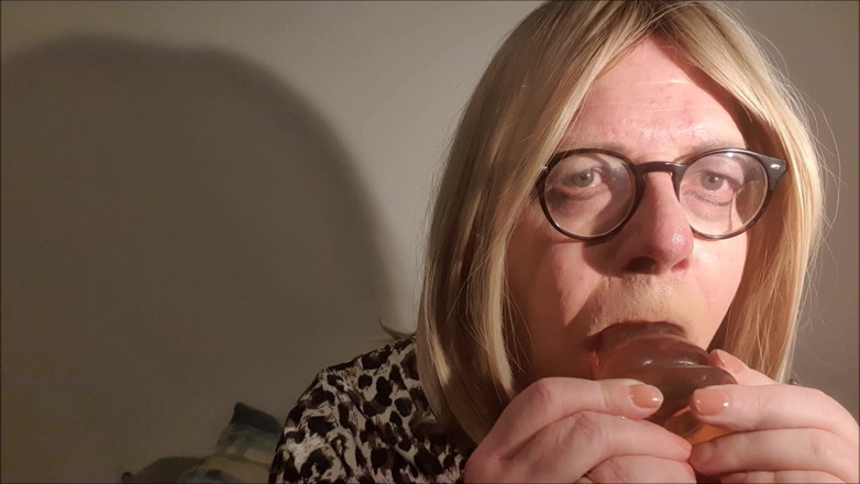 Sissy Christiane: Prawdziwe przyssawki kogutów trenują ciężko - trening gardła dildo dla idealnych...