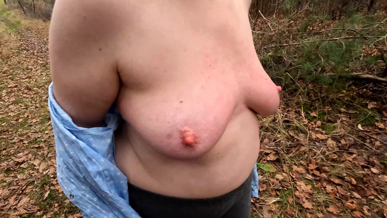 Bouncy Tits Action: Nahá v lese - Bičování koz