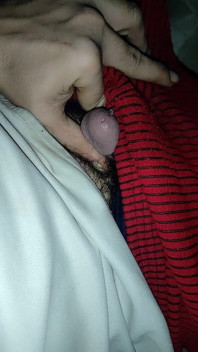 Dirtyjunkbro melihat kaus kakinya dan itu membuatnya terangsang.