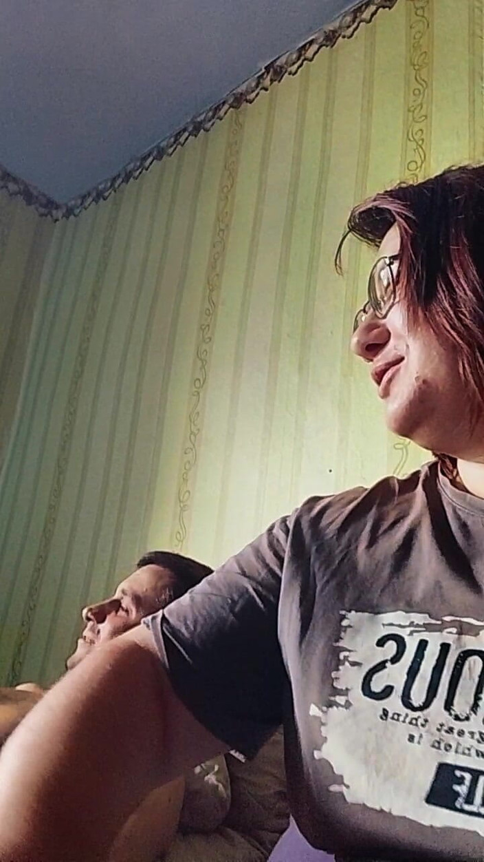 SchoolPrincess: Amatör Kız Arkadaş Yemek Pişirmek Yerine Sakso Çekiyor - Gözlüklü Tombul Esmer...