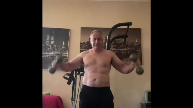 Alex Igogo: Phòng tập thể dục tại nhà, hút thuốc và giật...