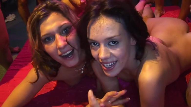 EroticEntertainment.Club: Reife blondine weit gedehnt in wilder gruppenorgie-action