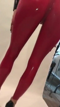 Ma tenue décontractée en latex ! Parfois, j'adore porter une tenue complète en latex avec masque, talons hauts et mes « vrais faux » seins !