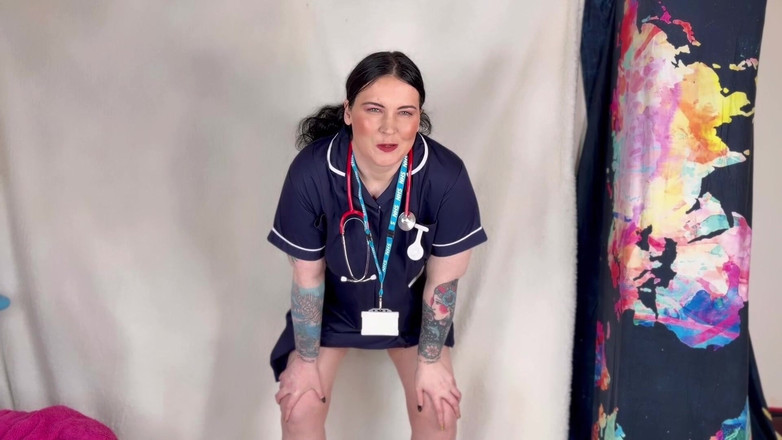 MissFFW: Infermiera Donna Donna sta scopando per una sigaretta e piscio