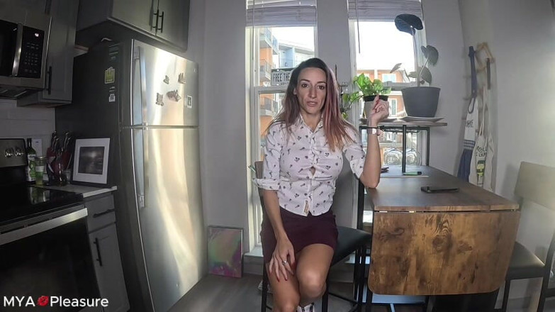 MYA Pleasure: Entrevista de mya en el gimnasio con flexión y rasgando...