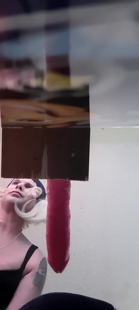 HayleyRae: CD penché sur un tabouret