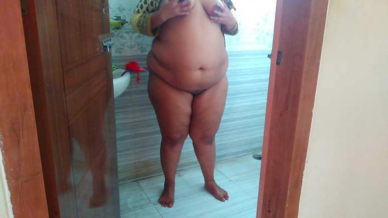 Aria Mia: Indische bhabhi wird heiß und zieht ihre hose aus