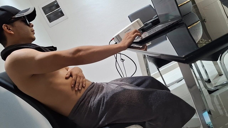 Bare skin man: Отримувати мінет під час роботи — інший вигляд