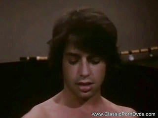 Classic Porn DVDs: Hraní se sexy holkou, která leží na kulečníkovém stole